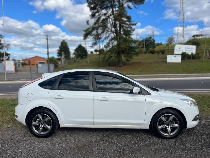 FORD - FOCUS - 2012/2013 - Branca - R$ 44.900,00