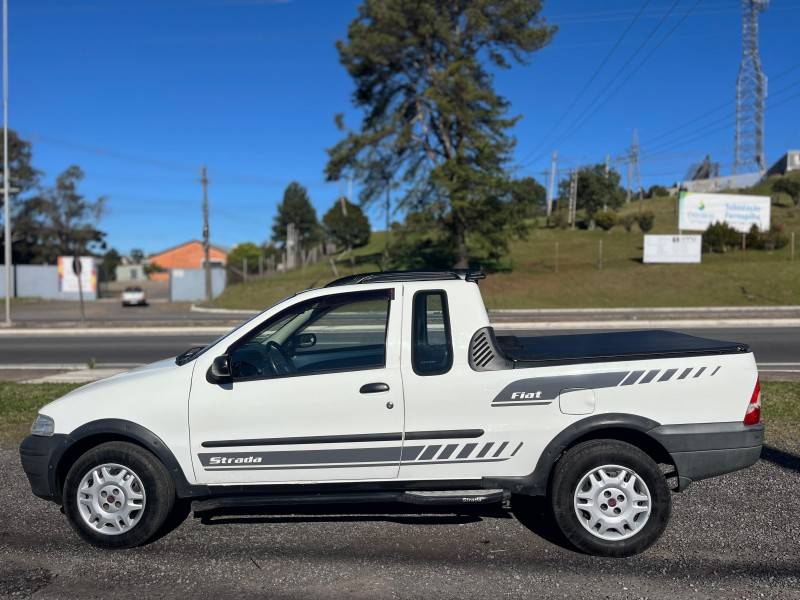 FIAT - STRADA - 2005/2006 - Branca - R$ 27.900,00