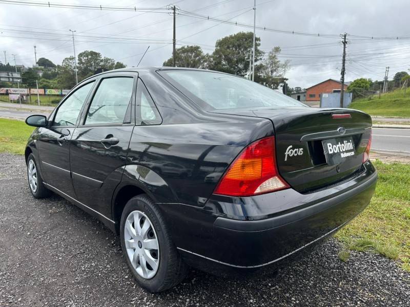 FORD - FOCUS - 2006/2007 - Preta - R$ 25.900,00