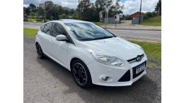 FORD - FOCUS - 2014/2015 - Branca - R$ 58.900,00