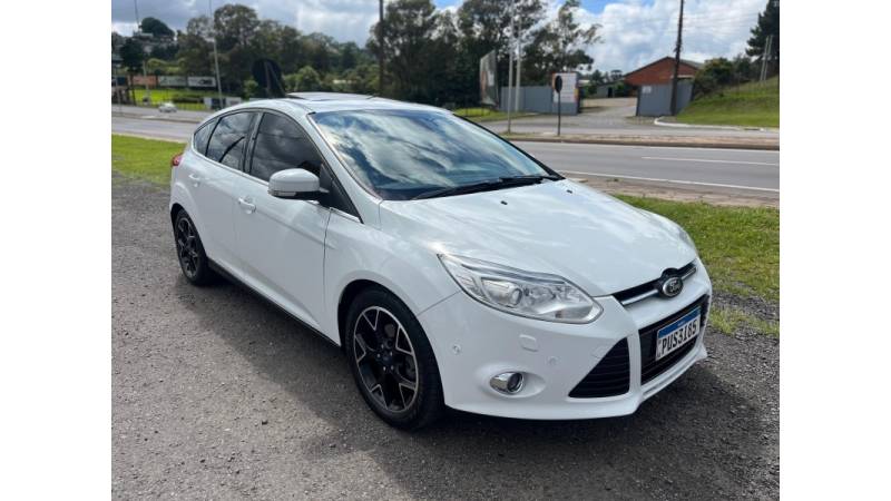 FORD - FOCUS - 2014/2015 - Branca - R$ 58.900,00