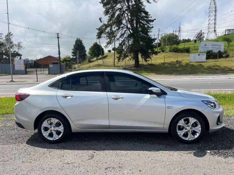 CHEVROLET - ONIX - 2022/2023 - Prata - R$ 82.900,00