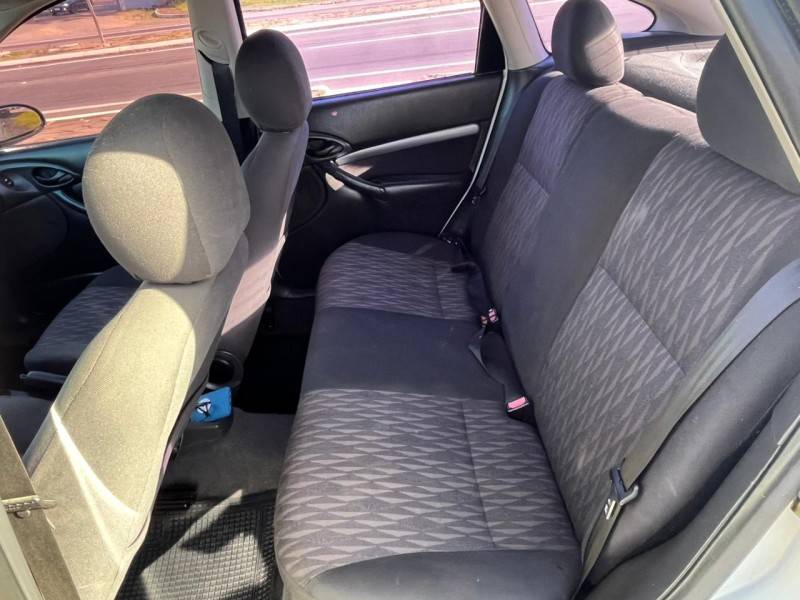FORD - FOCUS - 2005/2006 - Branca - R$ 23.000,00