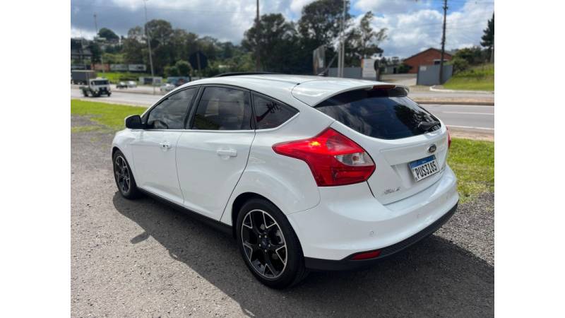 FORD - FOCUS - 2014/2015 - Branca - R$ 58.900,00