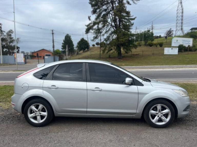 FORD - FOCUS - 2010/2011 - Prata - R$ 39.900,00