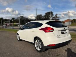 FORD - FOCUS - 2015/2016 - Branca - R$ 59.900,00