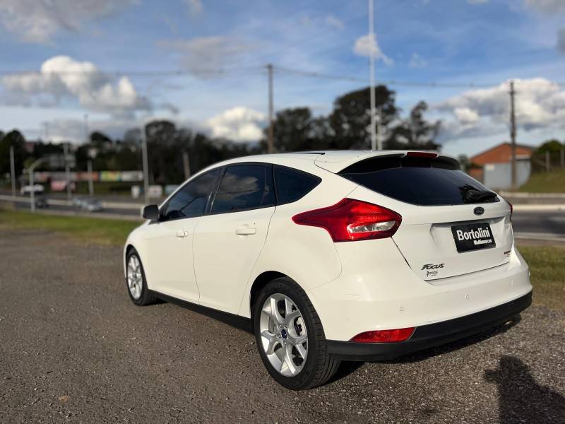 FORD - FOCUS - 2015/2016 - Branca - R$ 59.900,00