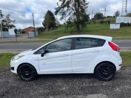 FORD - FIESTA - 2017/2017 - Branca - R$ 52.900,00