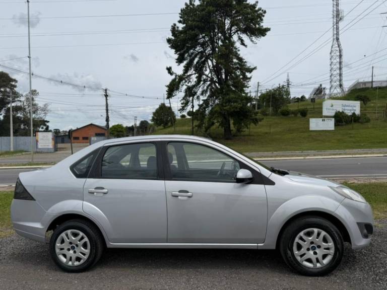 FORD - FIESTA - 2013/2014 - Prata - R$ 36.900,00