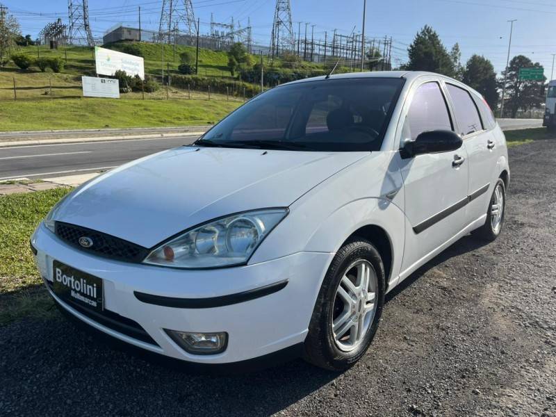 FORD - FOCUS - 2005/2006 - Branca - R$ 23.000,00