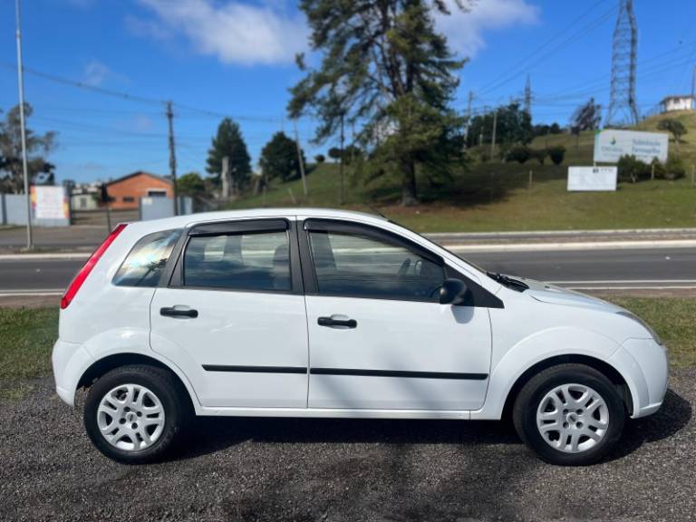 FORD - FIESTA - 2009/2010 - Branca - R$ 27.900,00