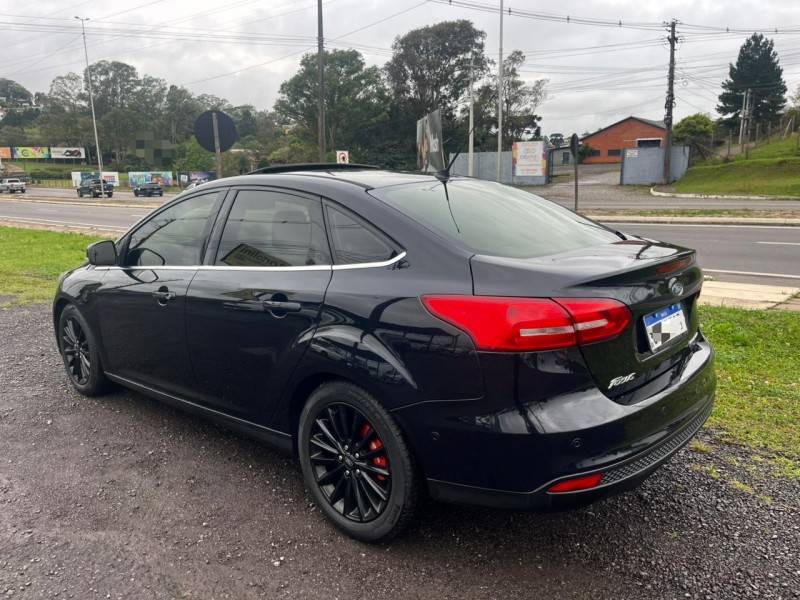 FORD - FOCUS - 2017/2018 - Preta - R$ 68.900,00