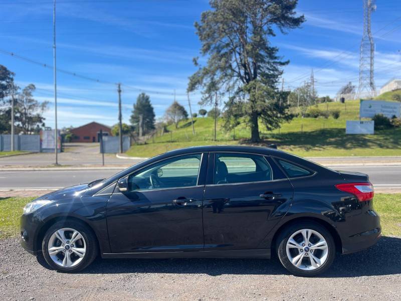FORD - FOCUS - 2013/2014 - Preta - R$ 46.900,00