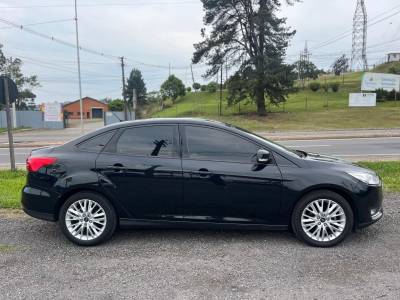 FORD - FOCUS - 2017/2018 - Preta - R$ 61.900,00