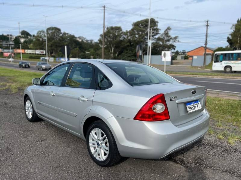 FORD - FOCUS - 2012/2013 - Prata - R$ 39.900,00