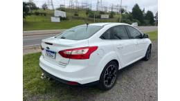 FORD - FOCUS - 2013/2014 - Branca - R$ 58.900,00