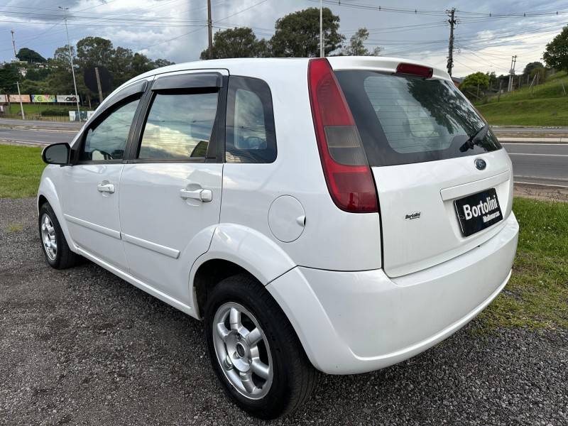 FORD - FIESTA - 2002/2003 - Branca - R$ 18.000,00