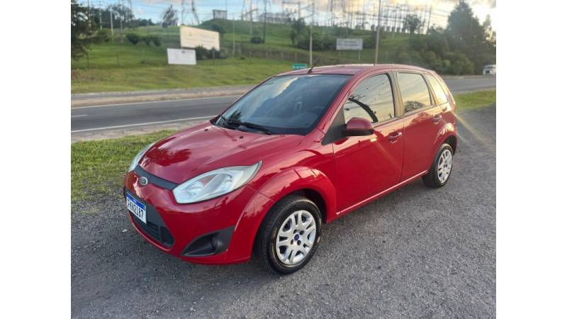 FORD - FIESTA - 2013/2014 - Vermelha - R$ 35.000,00