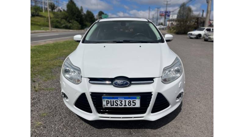 FORD - FOCUS - 2014/2015 - Branca - R$ 58.900,00