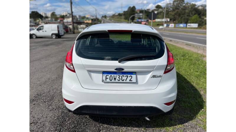 FORD - FIESTA - 2015/2016 - Branca - R$ 46.900,00