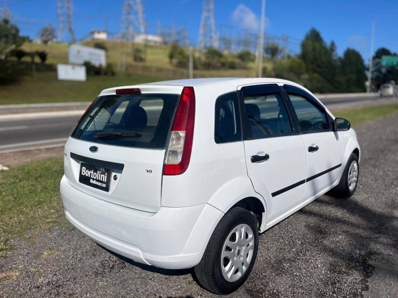FORD - FIESTA - 2009/2010 - Branca - R$ 27.900,00
