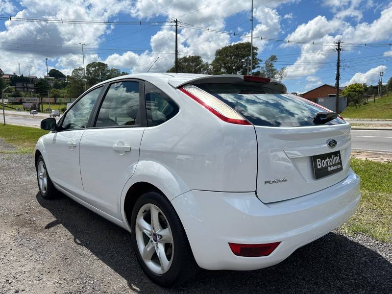 FORD - FOCUS - 2012/2013 - Branca - R$ 45.900,00