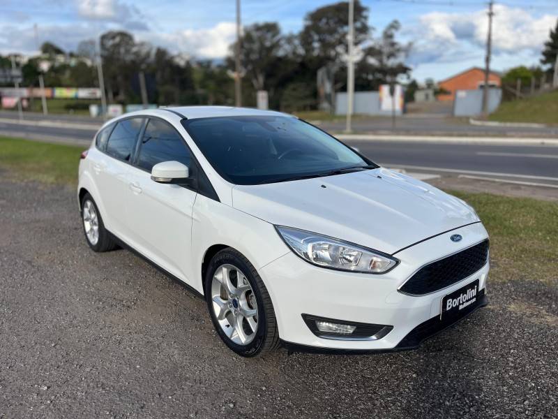 FORD - FOCUS - 2015/2016 - Branca - R$ 59.900,00