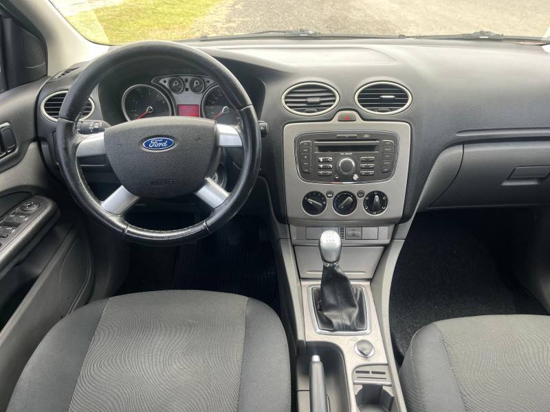 FORD - FOCUS - 2010/2011 - Prata - R$ 39.900,00