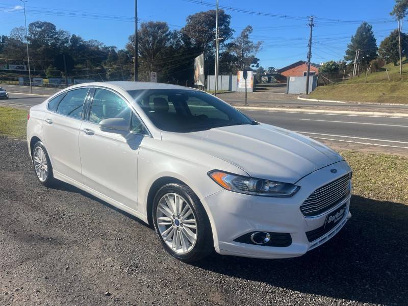FORD - FUSION - 2013/2014 - Branca - R$ 75.000,00