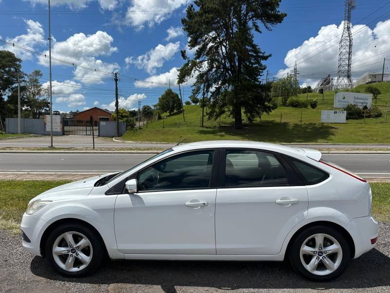 FORD - FOCUS - 2012/2013 - Branca - R$ 45.900,00