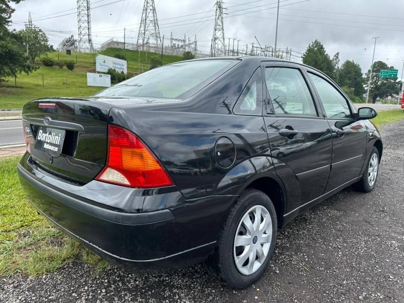 FORD - FOCUS - 2006/2007 - Preta - R$ 25.900,00